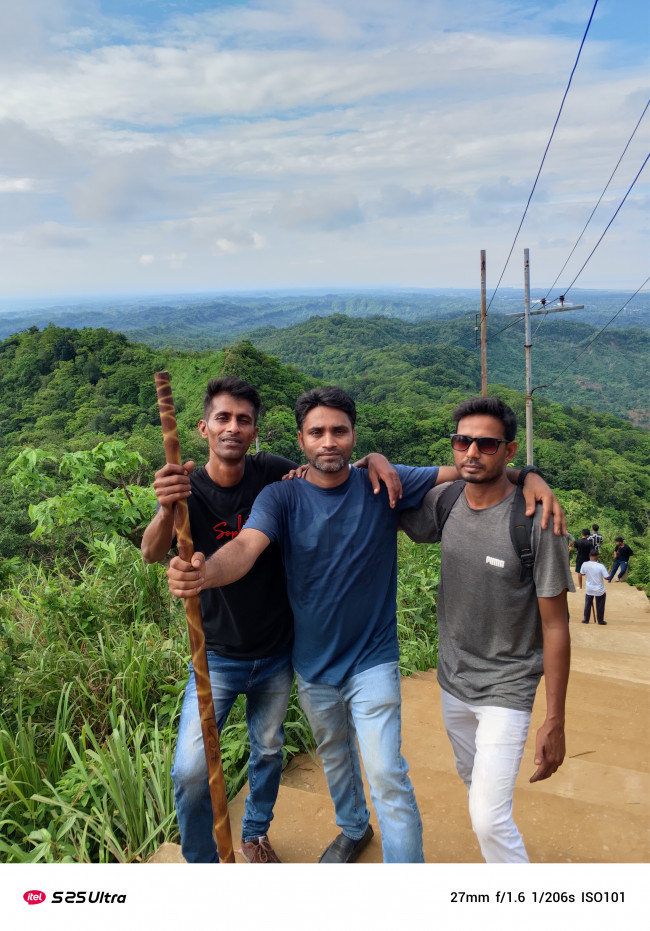 চন্দনাথ পাহাড়ের চুড়ায় আমরা ।।