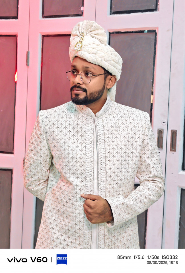 তাকে অল্প কাছে ডাকছি আর আগলে আগলে রাখছি
