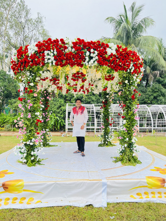 Feeling festive in green! Standing beneath a breathtaking arch of red and white roses. Such an enchanting day!