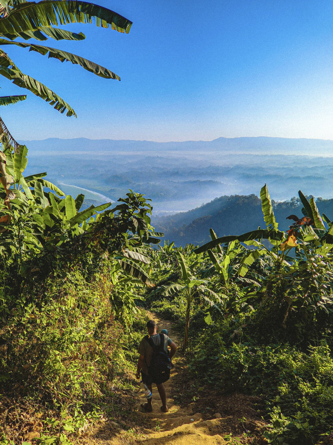 পাহাড়ের মাঝে হারিয়ে যাওয়া