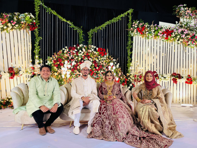 A beautiful family moment with the newlyweds. Wishing you both a lifetime of happiness!